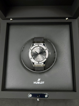 Hublot Classic Fusion Racing Grey Titanium Diamonds 38 mm 565.NX.7071.LR.1204