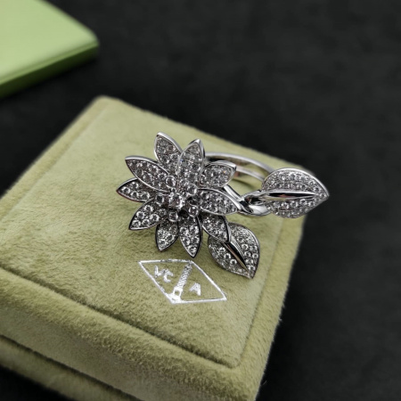 Кольцо Van Cleef & Arpels Flora Lotus VCARP1ND00