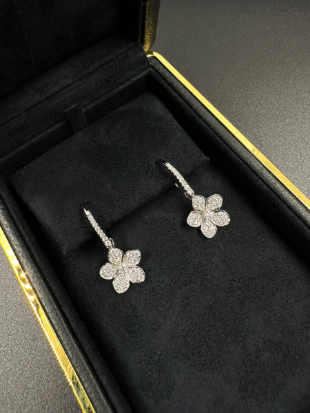 Серьги Graff Wild Flower Pave Diamond Earrings RGE1667