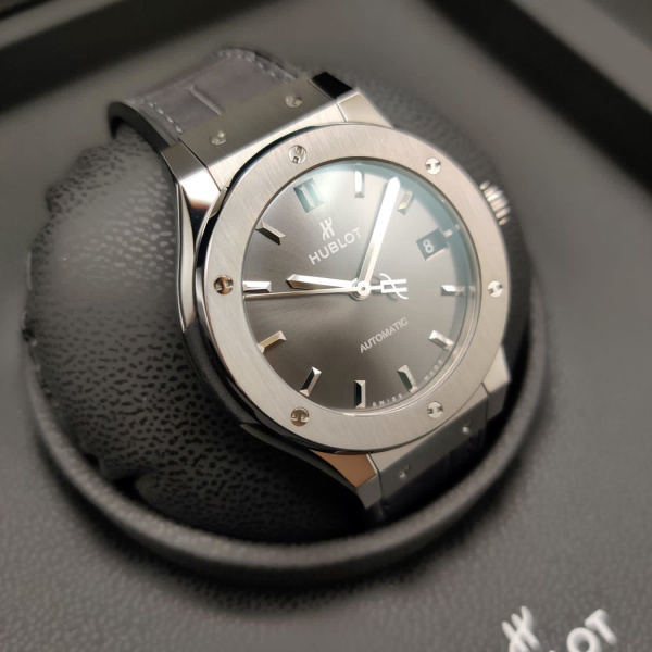 Hublot Classic Fusion Titanium Racing Grey 38 mm 565.NX.7071.LR